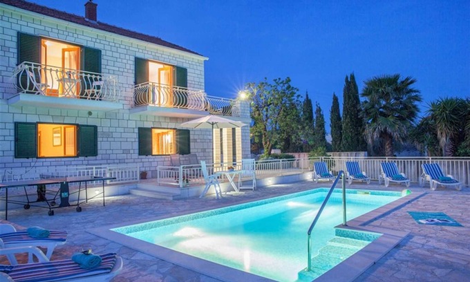 Sumartin Villa | Villa familiar Vjeka con piscina privada y parque infantil en Sumartin, isla de Brac