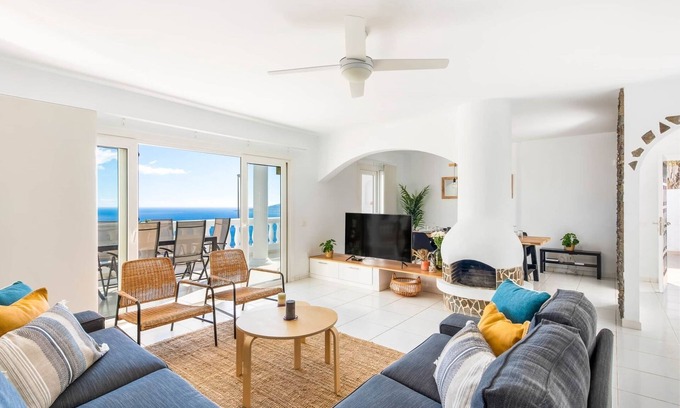 Santa Cruz de Tenerife Villa | Villa familiar con piscina climatizada y vistas al mar