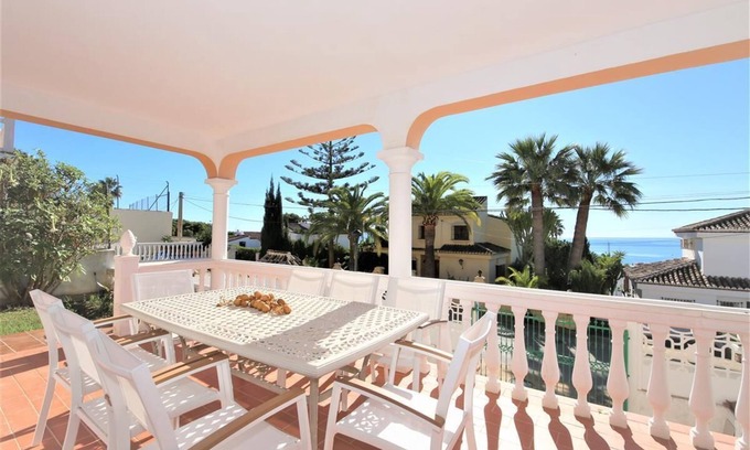 Urbanización Puerto de Estepona Villa | Villa familiar con vistas al mar y climatización, Cerca de la playa, restaurantes y puerto