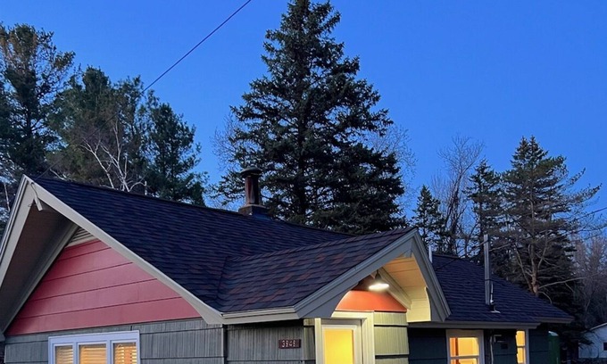 Traverse City Cabina | Fancy's Trailside Cabin -- One Block from East Bay!