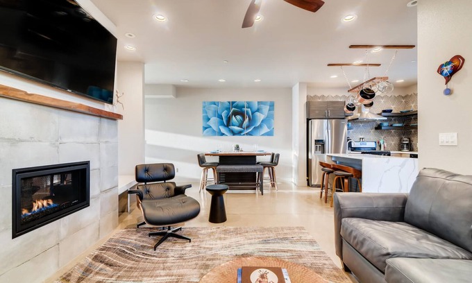 Old Town North Casa | Fancy Townhome near Old Town, Breweries and River!
