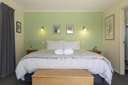 Waipahihi Casa | Fantail Retreat, Family 4BR Near Lake and Gardens