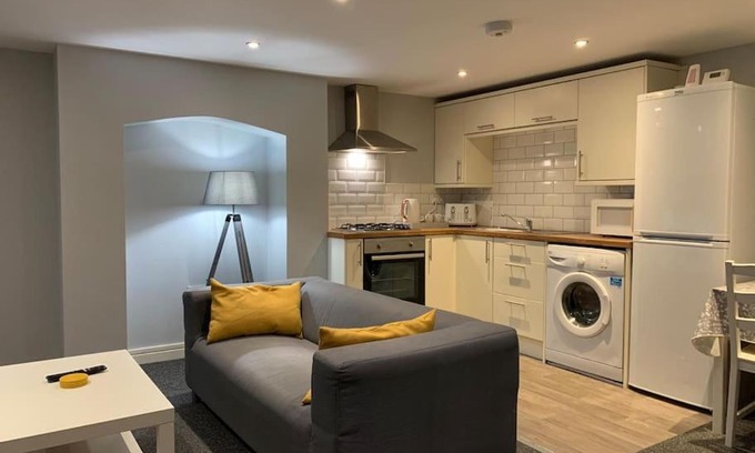 Trafford Apartamento | Fantastic 1 Bedroom Basement flat with free parking