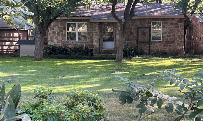 Marble Falls Cabaña | Fantastic 2-bedroom cottage with AC in Marble Falls