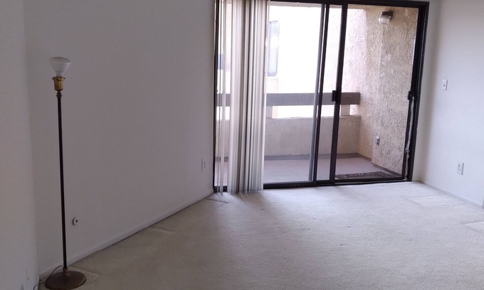 Encino Condominio | Fantastic 2-bedroom condo with AC in Encino