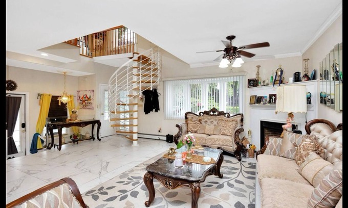 Farmingdale Casa | Fantastic 2-bedroom house. Walk to Ryder Cup and LIRR.