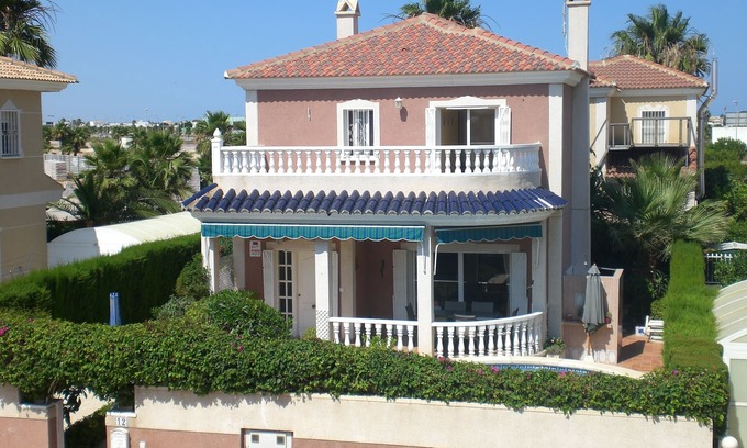 Los Alcázares Villa | Fantástica villa independiente de 3 dormitorios con piscina privada, wifi gratuito y aire acondicionado.