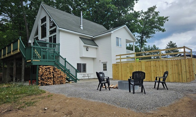 Roscommon County Chalet De Esquí | Fantastic 4 bedroom chalet sleeps 10 close to trails and Higgins lake