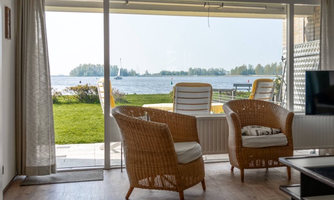 Heeg Apartamento | Fantastic apartment, with a large garden. on the water, brilliant view,