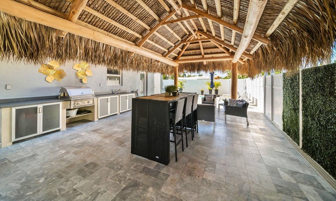 Coral Heights Casa | Fantastic Backyard Lounge & Pool, Fast WiFi, 3 TVs
