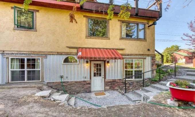 Riverfront Casa | Fantastic Basement Bungalow close to downtown - Riverfront Neighborhood