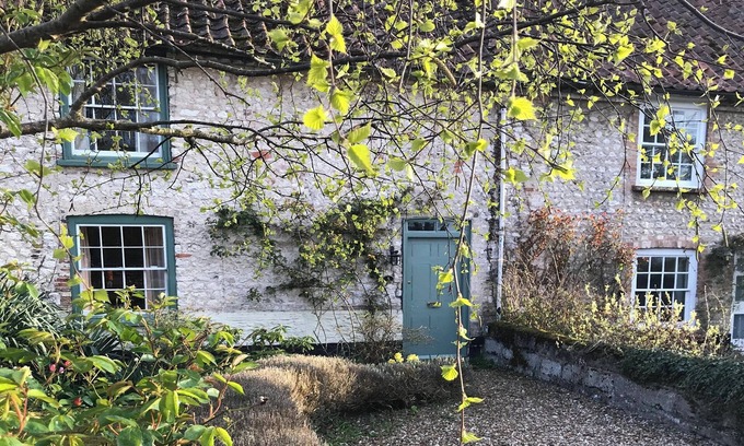 Methwold Cabaña | Fantastic character cottage, brimming with charm and set in mature gardens.