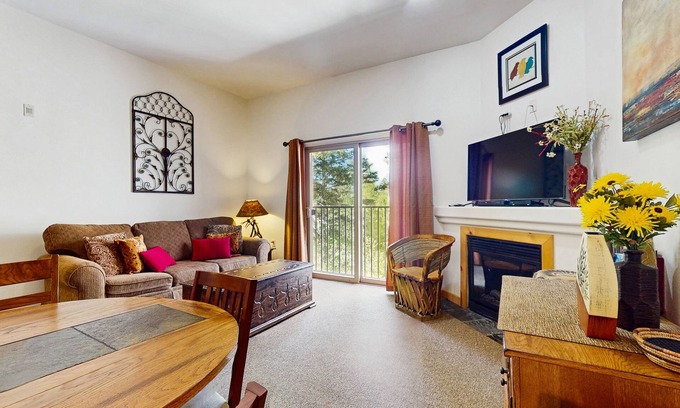 Taos Ski Valley Condominio | Fantastic condo close to skiing with fireplace, gym, Ping-Pong - Snowbirds okay