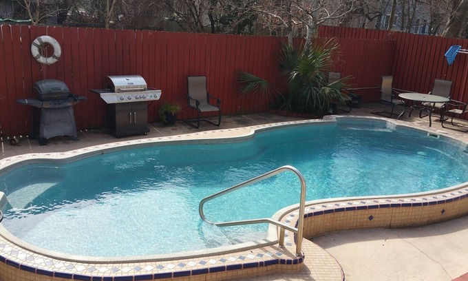 Beach Institute Condominio | Fantástico centro de condominio con piscina! en Savannah