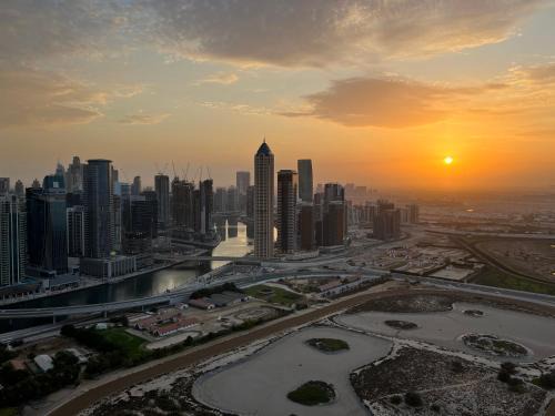 Sheikh Zayed Road Apartamento | Fantastic Downtown Skyline und Sea View 44th floor Pool Gym Luxury Studio