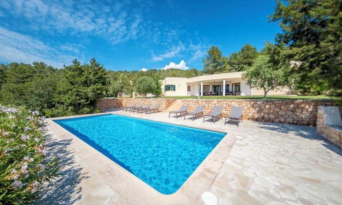 Sant Josep de sa Talaia Villa | Fantástica villa con vistas a la montaña, piscina y Wi-Fi; se admiten mascotas, aparcamiento disponible