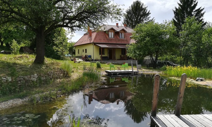 Csernely Casa | Fantástica casa de vacaciones en familia con piscina ecológica rodeada de naturaleza.