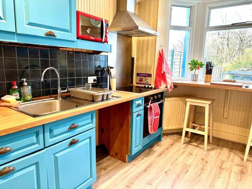 Ore Casa | Fantastic Four Bed House Sleeps 9 by the Sea