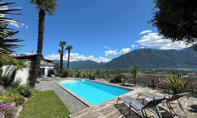 Gordola Casa | Fantástica casa de vacaciones con piscina privada climatizada y vista al lago