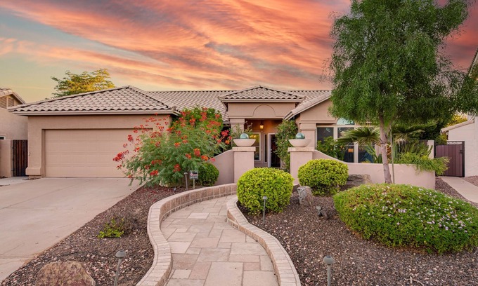 Paradise Valley Village Casa | Fantastic home with private heated pool, grill, Ping-Pong & enclosed backyard