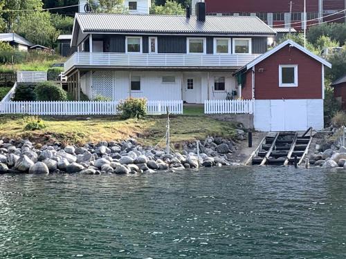 Torsken Casa | Fantastic house with seafront property in Gryllefjord
