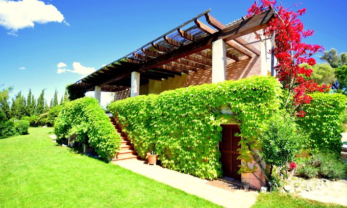 Ariany Casa | Fantástica vista a la isla, ubicación tranquila y apartada, WIFI, piscina, TV vía satélite, barbacoa, terrazas