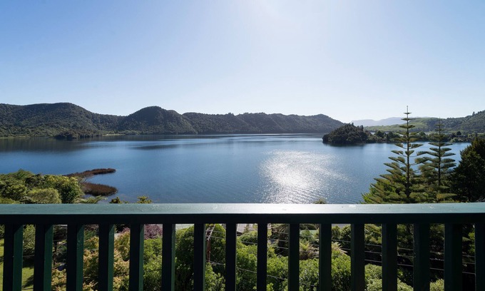 Lake Okareka Casa | Fantásticas vistas al lago y a la montaña, además de piscina spa