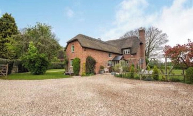 Swindon Cabaña | Fantastic large Thatched country 4 Bedroom Cottage in own grounds