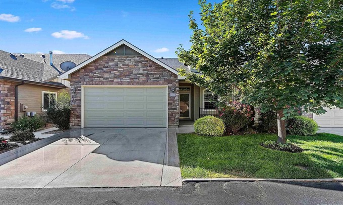 Meridian Casa | Fantastic Location. Hot-Tub. Quiet Neighborhood.