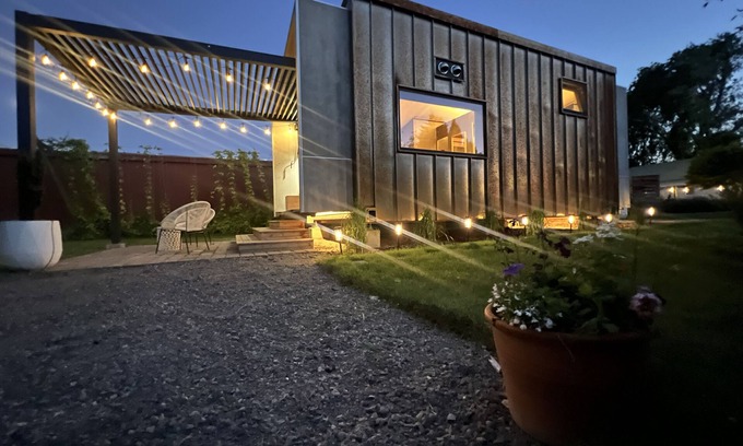 Tieton Cabina | Fantastic Location on Town Square, Luxe Tiny Cabin, 2 Queens, Private Garden