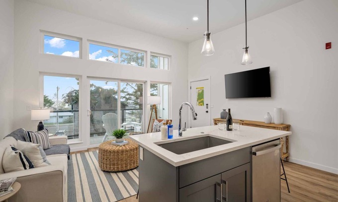 Lincoln City Condominio | Fantastic Newly Constructed Ebb Street Loft, Large Deck w/ Views, Short Walk to Beach, Food, & Fun
