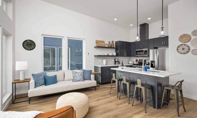 Lincoln City Condominio | Fantastic Newly Constructed Ebb Street Loft, Large Deck w/ Views, Short Walk to Beach, Food, & Fun