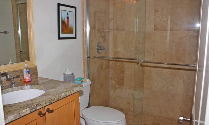 New Smyrna Beach Condominio | Fantástico frente al mar de tres habitaciones. Pisos de travertino, cocina personalizada y baños. Condominio de lujo!
