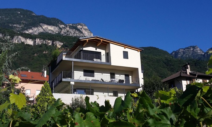 Tramin Apartamento | Fantástico apartamento ático con vistas impresionantes y grandes balcones