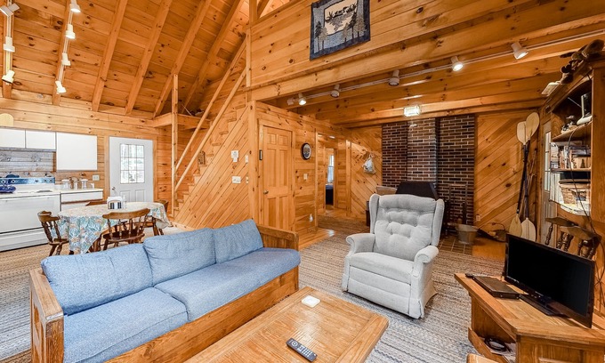 Wayne Cabina | Fantastic retreat close to lake with nearby boat access & private beach - dog OK
