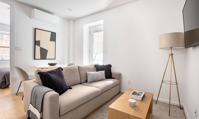 SoHo Apartamento | Fantastic SoHo 1BR w/ Outdoor Space & In-Unit W/D, by Blueground