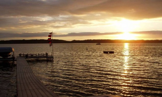 Clam River Cabaña | Fantastic Torch Lake Waterfront Cottage ~ Pista de tenis ~ Kayaks y SUP's!