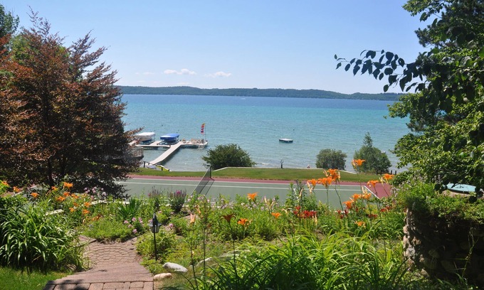 Bellaire Casa | Fantastic Torch Lk Waterfront Cottage A ~Hot Tub- Tennis/pklbl Crt ~ Kayaks-SUP
