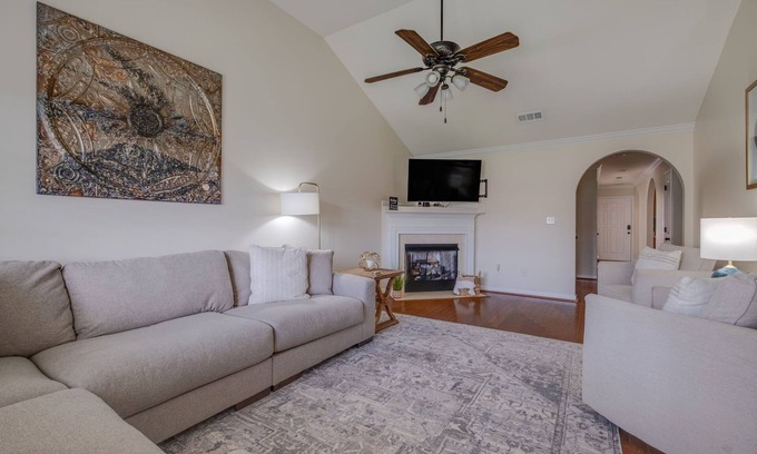 Hoover Casa | Fantastic Townhouse in Hoover which is Close to Baseball Fields and Food