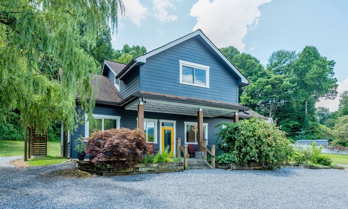 Swannanoa Apartamento | Fantastic upper apartment with fast WiFi, full kitchen, firepit & central AC