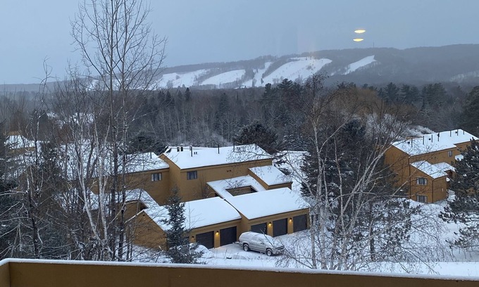 Harbor Springs Condominio | Fantastic view of The Highlands! Comfortable 2-bedroom w/loft condo. Come relax.