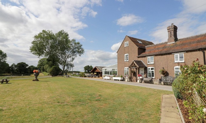Little Haywood Casa | FAR COLEY FARM AND KILNHURST LOG CABIN, pet friendly in Great Haywood