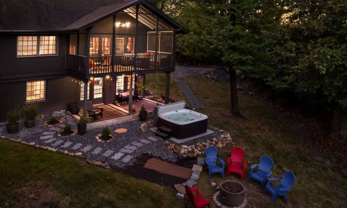 Front Royal Cabina | Far View Cabin- Private Mountain Retreat & Hot Tub