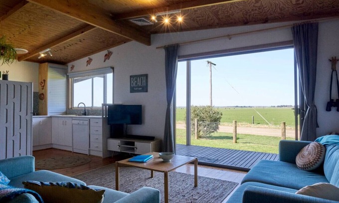 Venus Bay Casa | Vista lejana: servicio de sábanas, wifi, Netflix y mascotas.