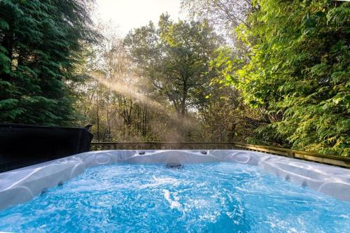 Farley Casa | Farley, woodland lodge with hot tub for 8