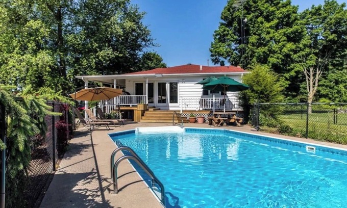 Baroda Otro | Farm Escape-Pool, Fire Pit, Hot Tub, Starlink, Dog Friendly 1.5 hrs from Chicago