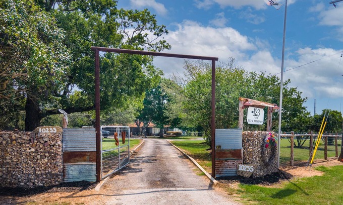 Seguin Cama Y Desayuno | Farm experience guest house B&B - Booking for SATX Rodeo-horse trailers welcome!