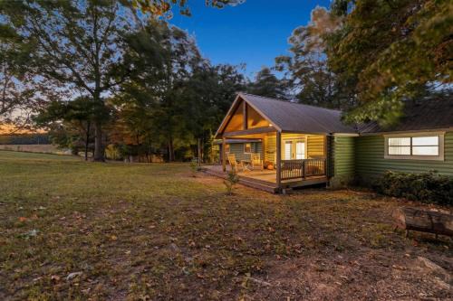 LaFayette Casa | Farm Experience in a Beautiful Log Cabin