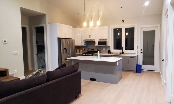 West Abbotsford Otro | Farm & Garden Bungalow Retreat