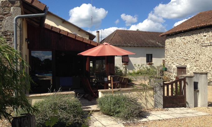 Saint-Saud-Lacoussiere Cabaña | Granja villas con piscina en Dordogne Pequeña Aldea